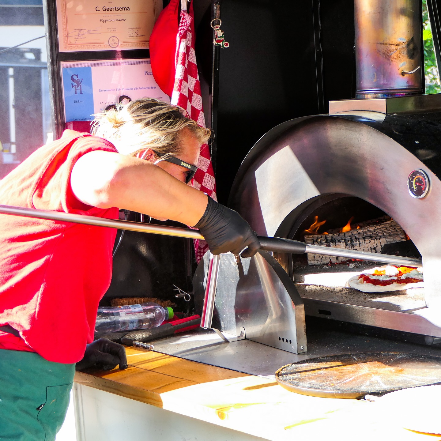 Verse pizza wordt gebakken